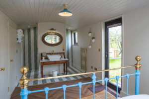 brass king sized bed